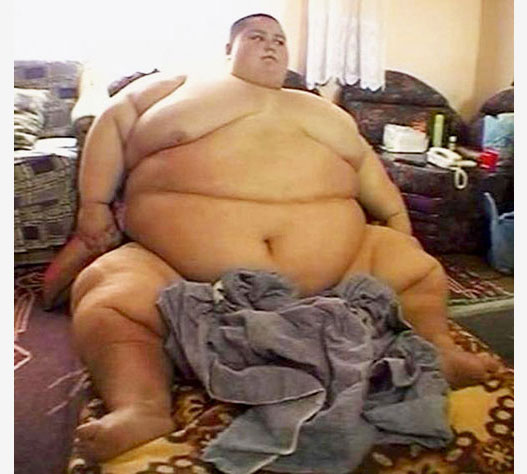 Толстый человек сидит в комнате