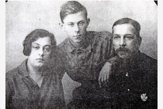 Ревекка Акибовна Майзель с семьёй