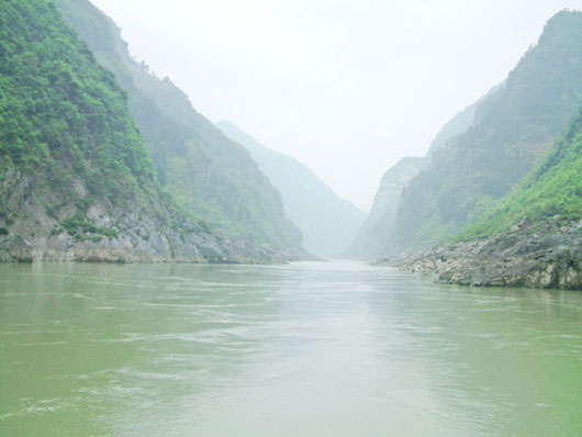 Река Янцзы между крутых берегов